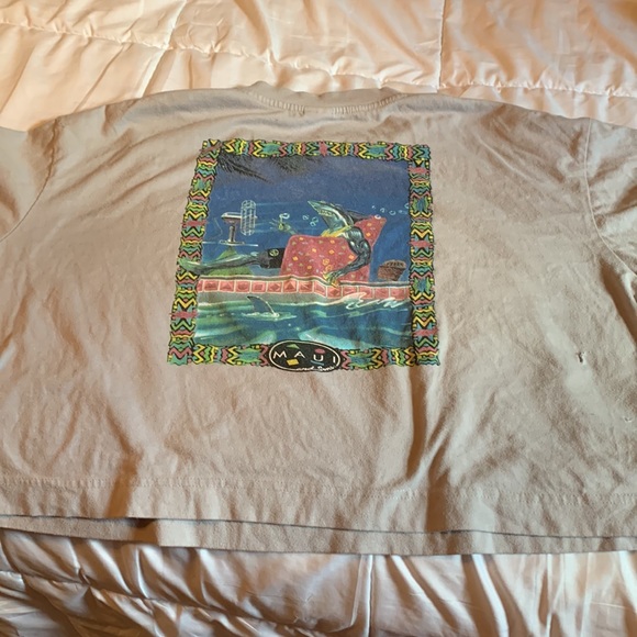 Cropped lose grey tshirt with cool graphics on the back - Picture 3 of 3